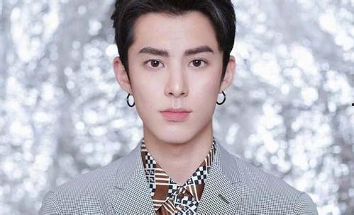 王鹤棣吃瓜呆萌视频,萌态可掬引网友热议