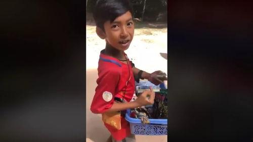 小男孩吃瓜视频第一视角,小男孩第一视角下的夏日吃瓜记