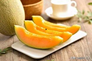 绿衣女孩吃哈密瓜视频,美味瞬间引网友热议